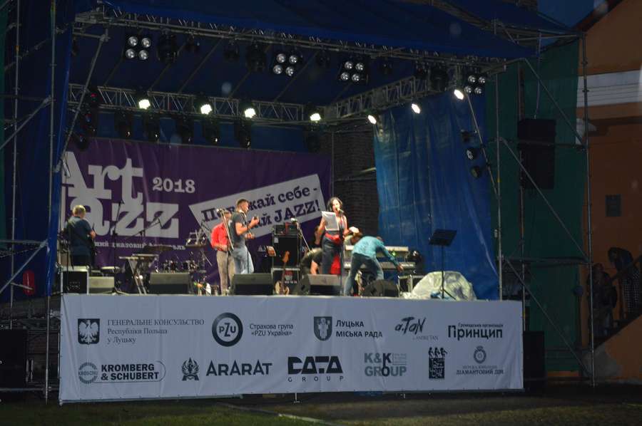 Джаз із дощем: у Луцькому замку стартував «ART JAZZ 2018» (ФОТО)
