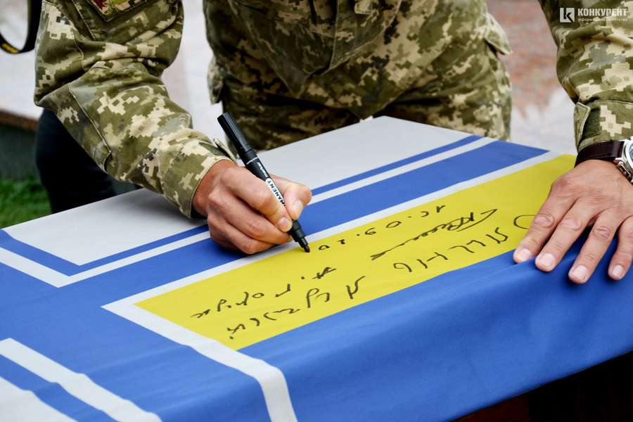 У Луцьку спустили прапор підтримки полонених моряків та передадуть в музей (фото)