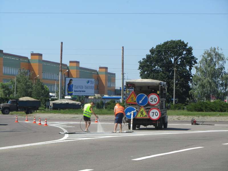 На трасі Луцьк-Рівне наносять розмітку зі склокульками (фото)