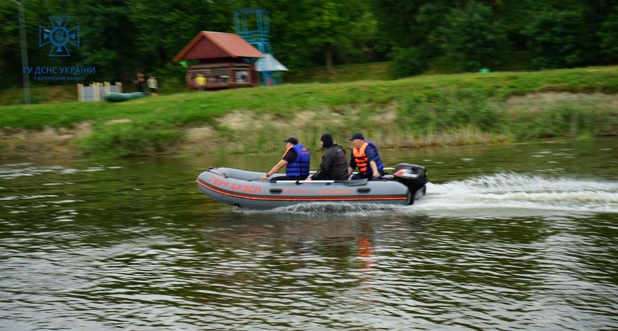 На сучасних катерах: волинські водолази тренувалися рятувати людей (фото)