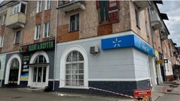 У Нововолинську шматок балкона впав на тротуар (фото)