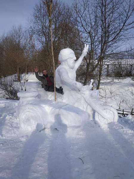 У Рокинях  з’явився величезний сніговий байкер (фото)