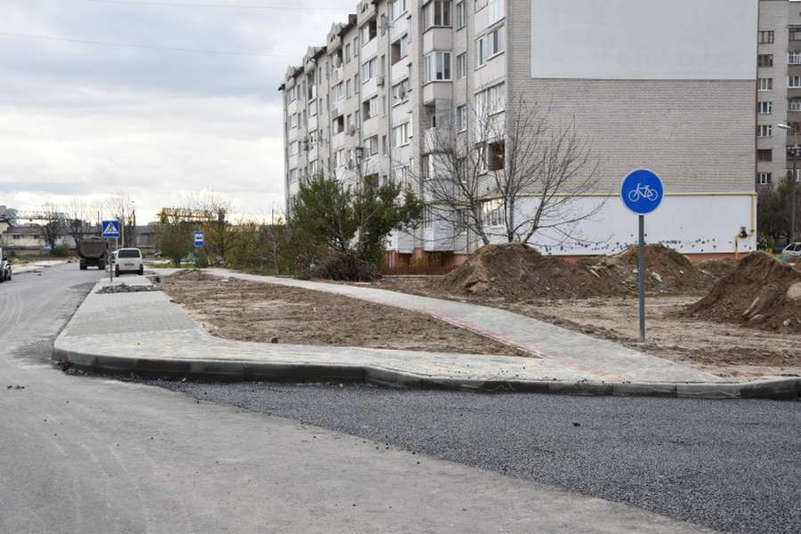 У Луцьку продовжують ремонтували вулиці та двори (фото) 