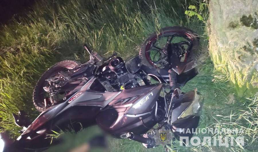 Врізався у дерево: на Волині вночі загинув 24-річний мотоцикліст (фото, відео)