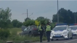 Авто вилетіло у кювет: у Луцьку зіткнулися Volkswagen та BMW (відео)