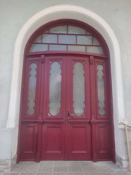 У Луцьку пофарбували нещодавно відреставровані старовинні двері (фото)