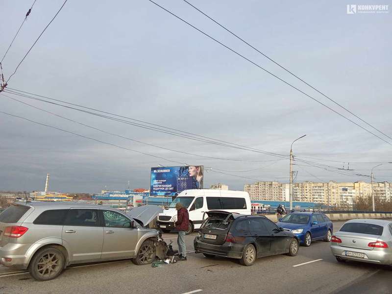У Луцьку – аварія на мості біля «ПортCity»: рух ускладнений (фото, відео, оновлено)