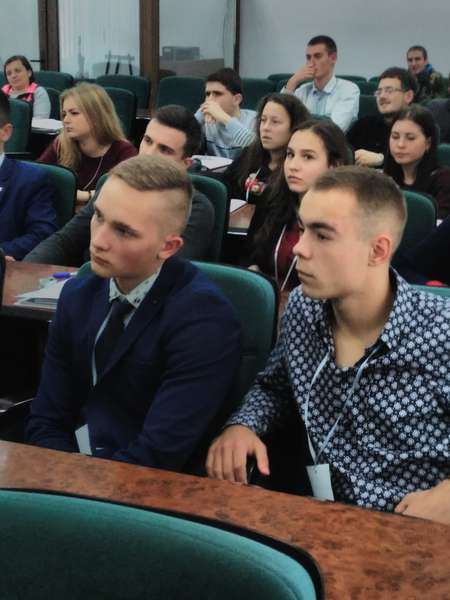 Луцьку молодь вчили, як  бути  депутатами міської ради