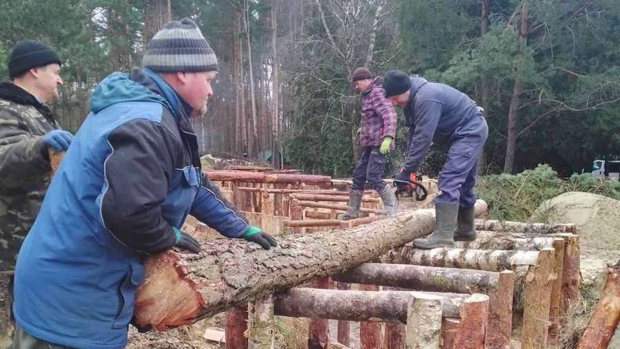 Безробітні чоловіки долучились до будівництва оборонних рубежів у Сереховичівській громаді