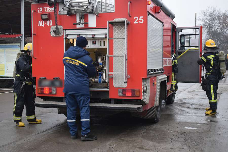 У Луцьку на території військової частини ліквідували умовну пожежу (фото)