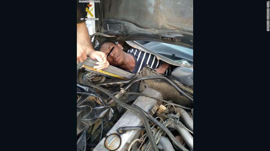 В Європу у «бардачку»: в Іспанії затримали нелегалів, які сховалися під капотом авто (фото)