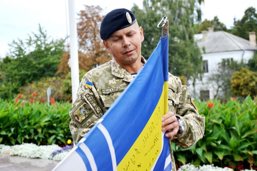 У Луцьку спустили прапор підтримки полонених моряків та передадуть в музей (фото)