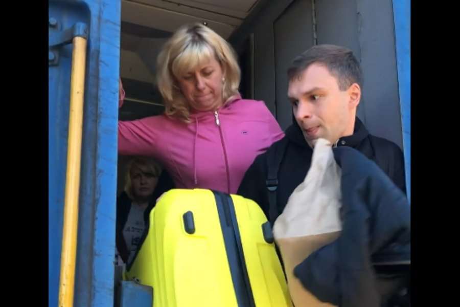 Потяг Ковель-Москва: звільнять начальника і провідницю, що виштовхали пасажира (відео)