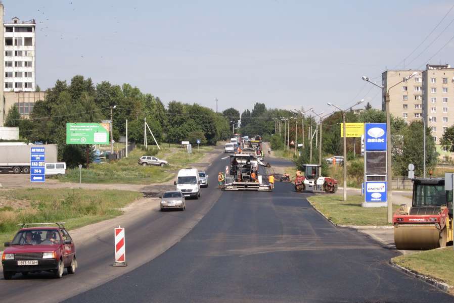 Ремонтують дорогу з Нововолинська до Володимира: рух обмежений (фото)