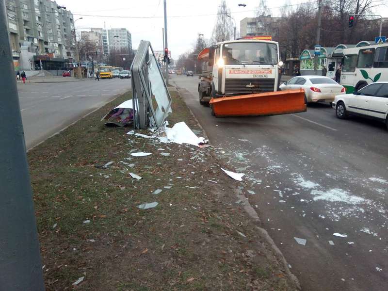 Збив і втік: у Луцьку на Соборності авто потрощило «сітілайт» (фото)