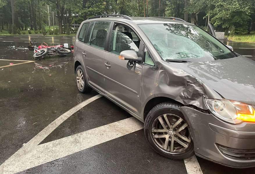 Виїхав на «зустрічку»: у Ківерцях Volkswagen збив мотоцикліста (фото)