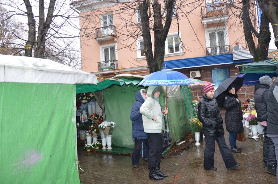 Продавці квітів відстоюють своє право здійснювати торгівлю в центрі Луцька
