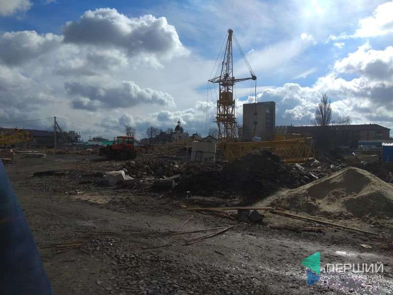 У Луцьку на будівництві житлового комплексу впав кран (фото)