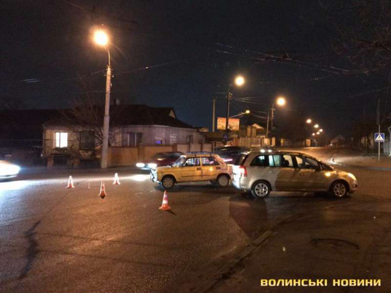 У Луцьку – аварія на перехресті: не розминулися ВАЗ і Opel (фото)