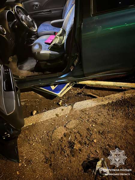 У Луцьку вночі п'яна жінка на Nissan Micro збила дорожній знак (фото, відео)