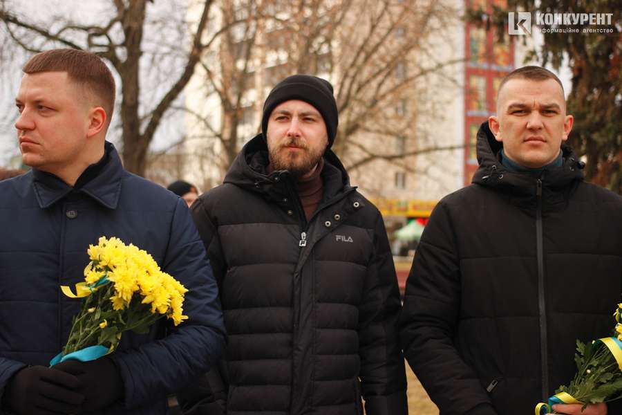 Квіти та сотні людей: у Луцьку вшанували пам'ять героїв Небесної Сотні (фото, відео)