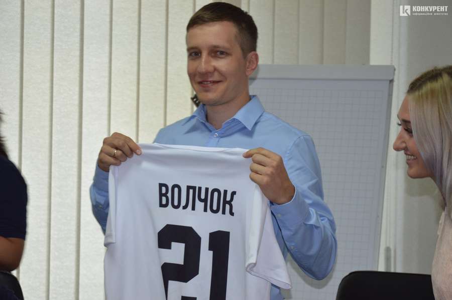 Богдан Волчок з іменною футболкою