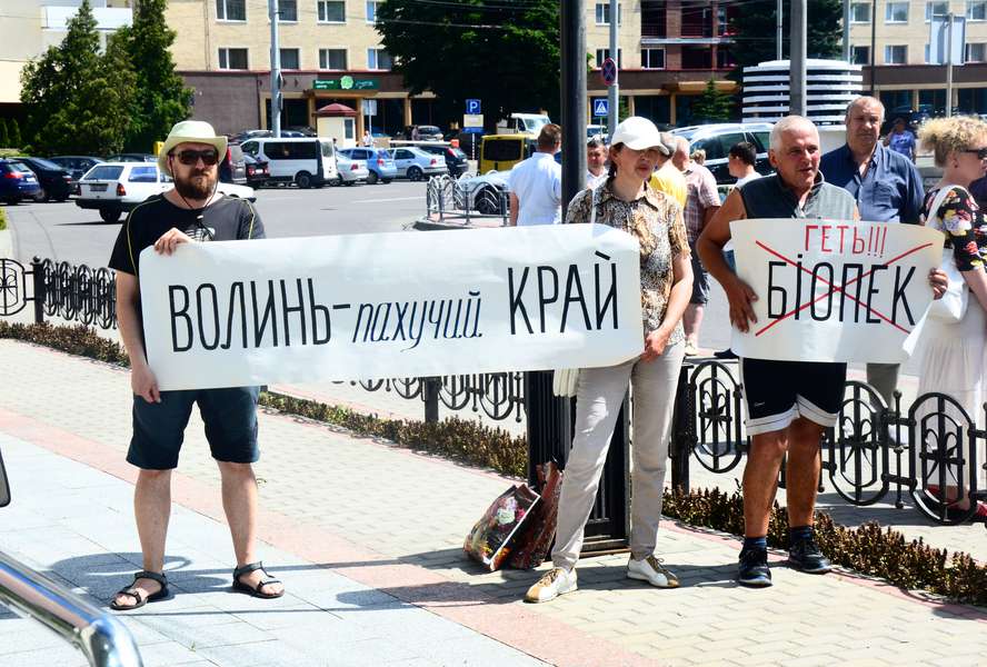 У Луцьку чергова «смердюча» акція  протесту (фото)