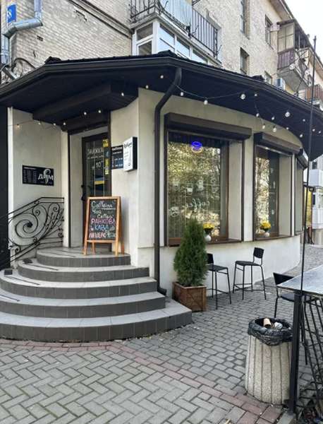 У центрі Луцька продають затишне кафе: скільки коштує (фото)