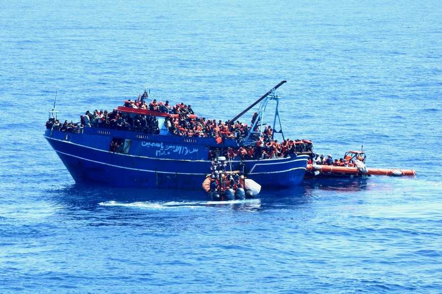 Біля берегів Сицилії у морі врятували майже 600 мігрантів (фото)