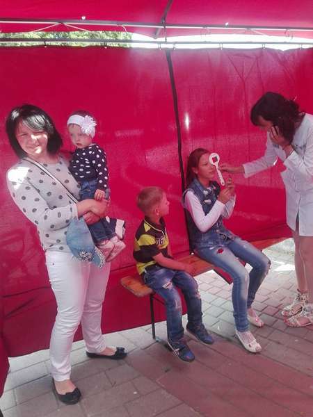 У центрі Луцька дітям безплатно перевіряють зір (фото)