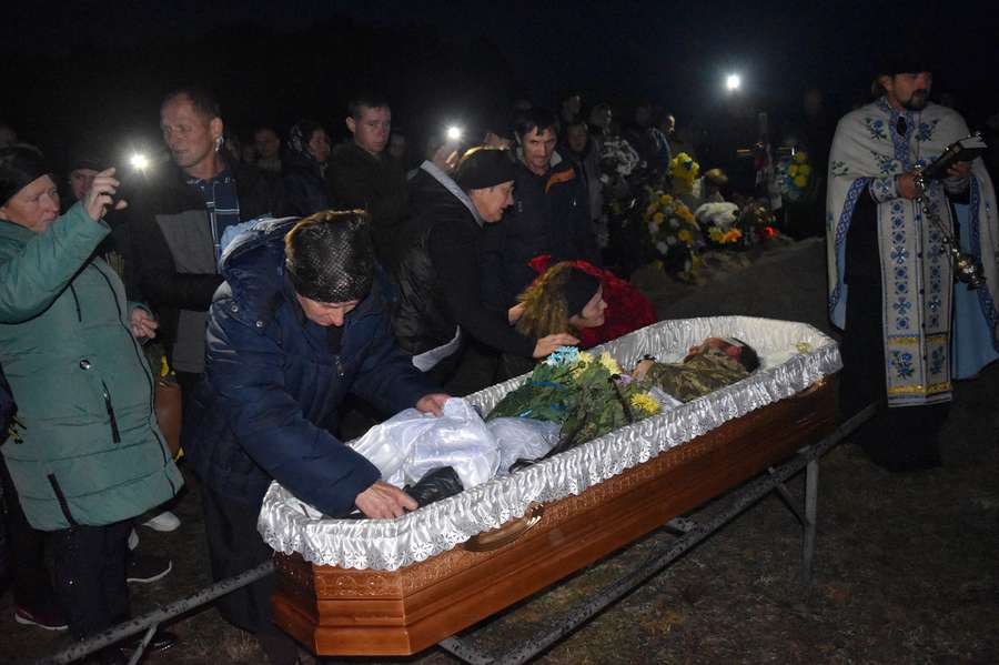 Йому було всього 27: волиняни на колінах прощалися з молодим захисником України (фото, відео)