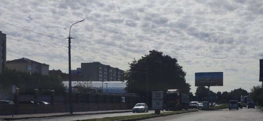 Рух ускладнений: у Луцьку зіткнулися вантажівка та легковик (фото)