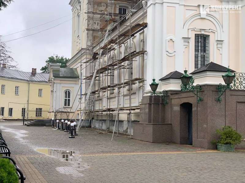 У Луцьку триває реконструкція Свято-Троїцького собору (фото)