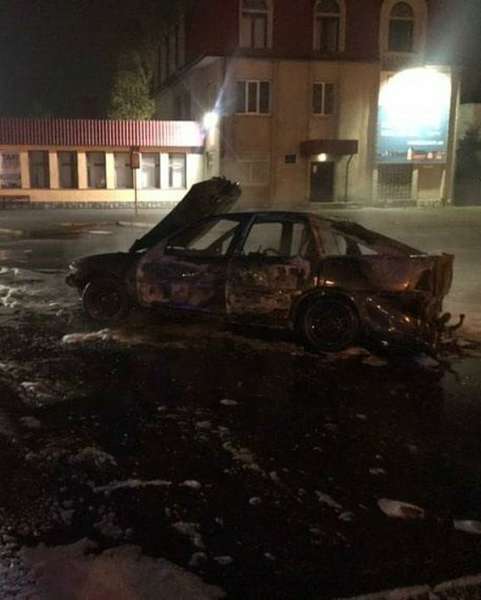 На Луцькій автостанції №2 вщент згорів автомобіль (фото, відео)
