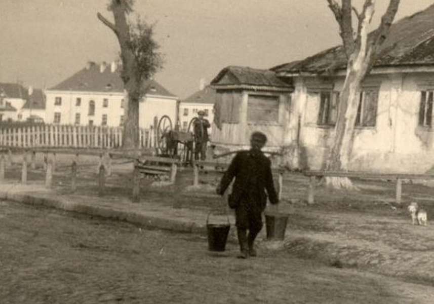 Колонка на теперішній вулиці Шопена, 1930-ті