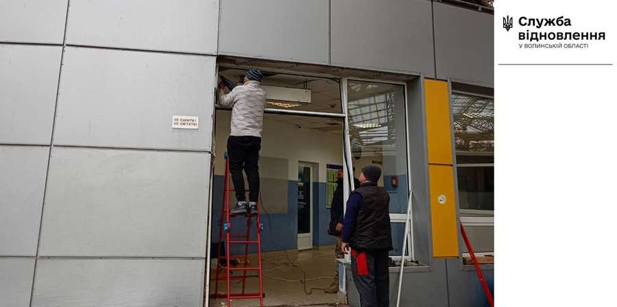 У пункті пропуску «Ягодин – Дорогуськ» встановили нові двері в адмінбудівлях (фото)