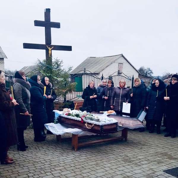 На Волині віряни ПЦУ і УПЦ «МП» посварилися на похороні батька голови ОТГ (фото)