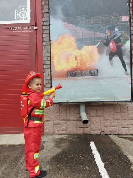 Мріє стати пожежником: до рятувальників на свій день народження прийшов 5-річний лучанин (фото)