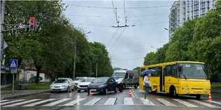 У центрі Луцька зіткнулися маршрутка і легковик – є потерпілі (фото)