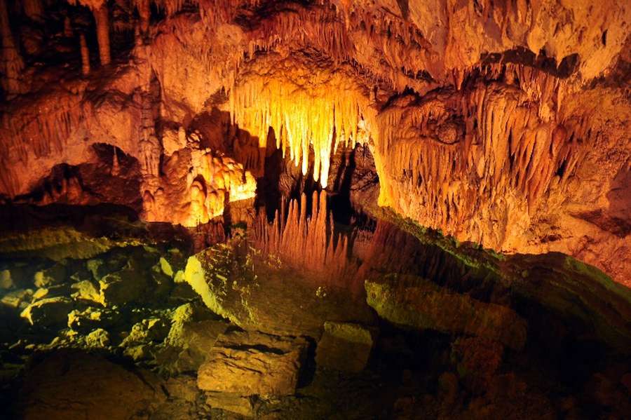 Натічні форми – сталактити, над озером в печері Демяновська. Словаччина.