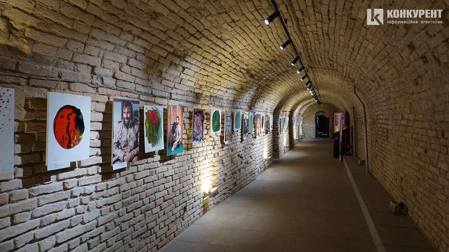 Біль та сила: у луцькому підземеллі показали картини і фото ветеранів (фоторепортаж)