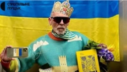 Ліфтолук: модний блогер засвітився у кофтині з Луцьким замком (фото)