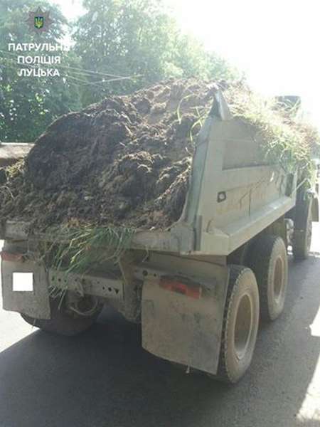У Луцьку водій вантажівки прибиратиме забруднену дорогу (фото)
