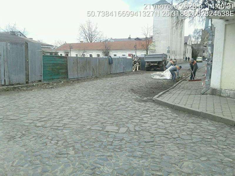 У Старому місті в Луцьку розбирають старий паркан (ФОТО)