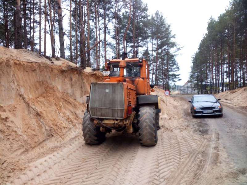 На Маневиччині нелегальні видобувачі піску зруйнували відкоси дороги (фото)