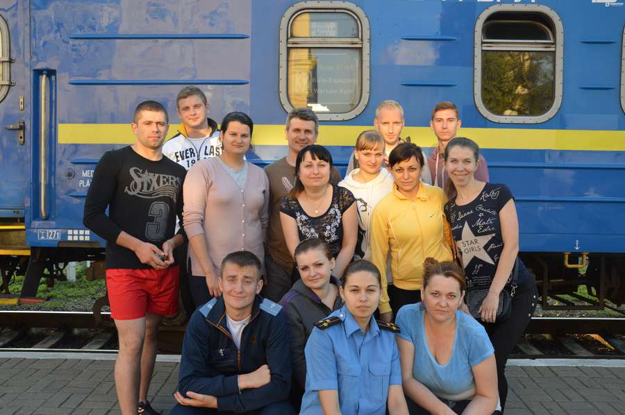 Спільне фото біля вагону потяга «Киїів-Варшава»