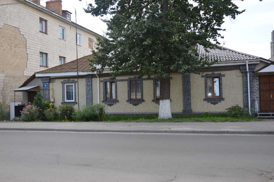 Мешканці привели до ладу ветхий будинок на вулиці Богдана Хмельницького, 30