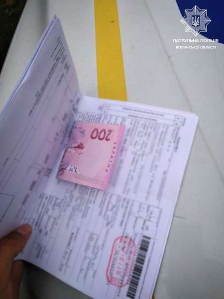 «Світить» кримінал: у Струмівці водій хотів відкупитись від патрульних за 200 гривень