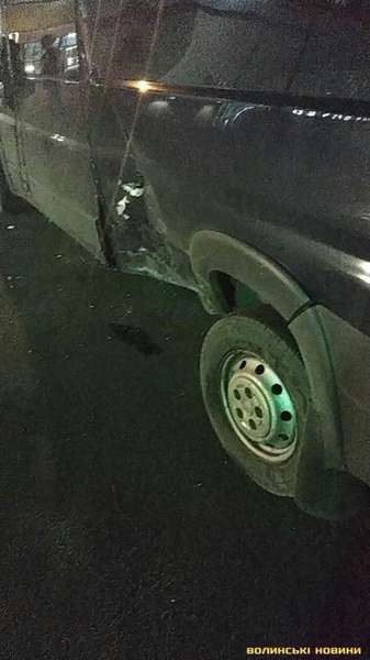 Аварія в Луцьку: Volkswagen на швидкості «влетів» у бус (фото)