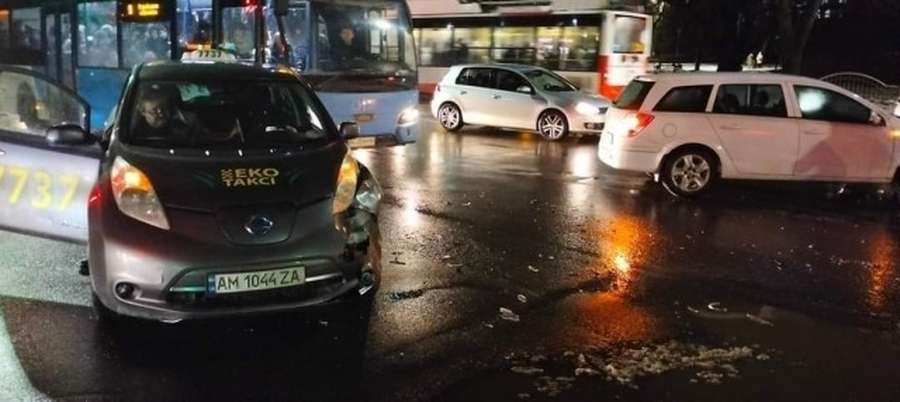 У Луцьку – подвійна аварія за участі таксі: шукають очевидців (фото)